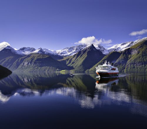 MS Nordnorge in den norwegischen Fjorden © Hurtigruten